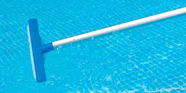 CÓMO PONER A PUNTO LA PISCINA 2 Cepillo de limpieza para piscinas
