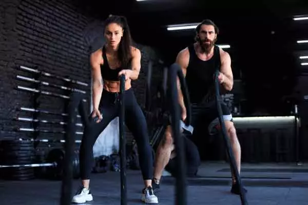 EQUIPAMIENTO DE ENTRENAMIENTO FUNCIONAL: LO QUE NO DEBE FALTAR EN TU GIMNASIO 7 Cuerda de combate