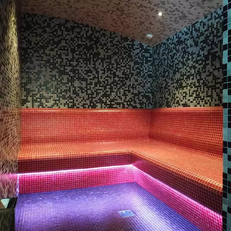 Baño vapor gresite cromoterapia