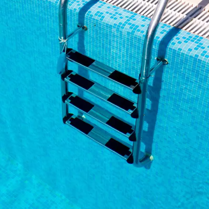 Escalera muro para piscina