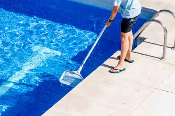 Limpieza de piscina con recoge hojas