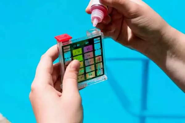 SOLUCIONES EFECTIVAS A LOS PROBLEMAS DE TU PISCINA 4 medidor de ph para piscinas