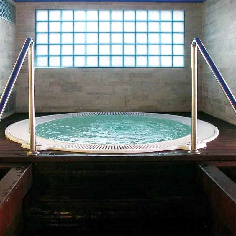 Spas con rebosadero para espacios wellness